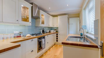 Ísskápur, uppþvottavél, pottar/pönnur/diskar/hnífapör