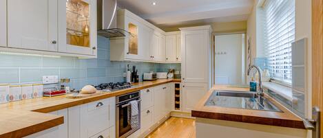 Kylskåp, diskmaskin och grytor/köksredskap