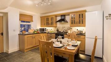 Een koelkast, een vaatwasser, een waterkoker, een broodrooster