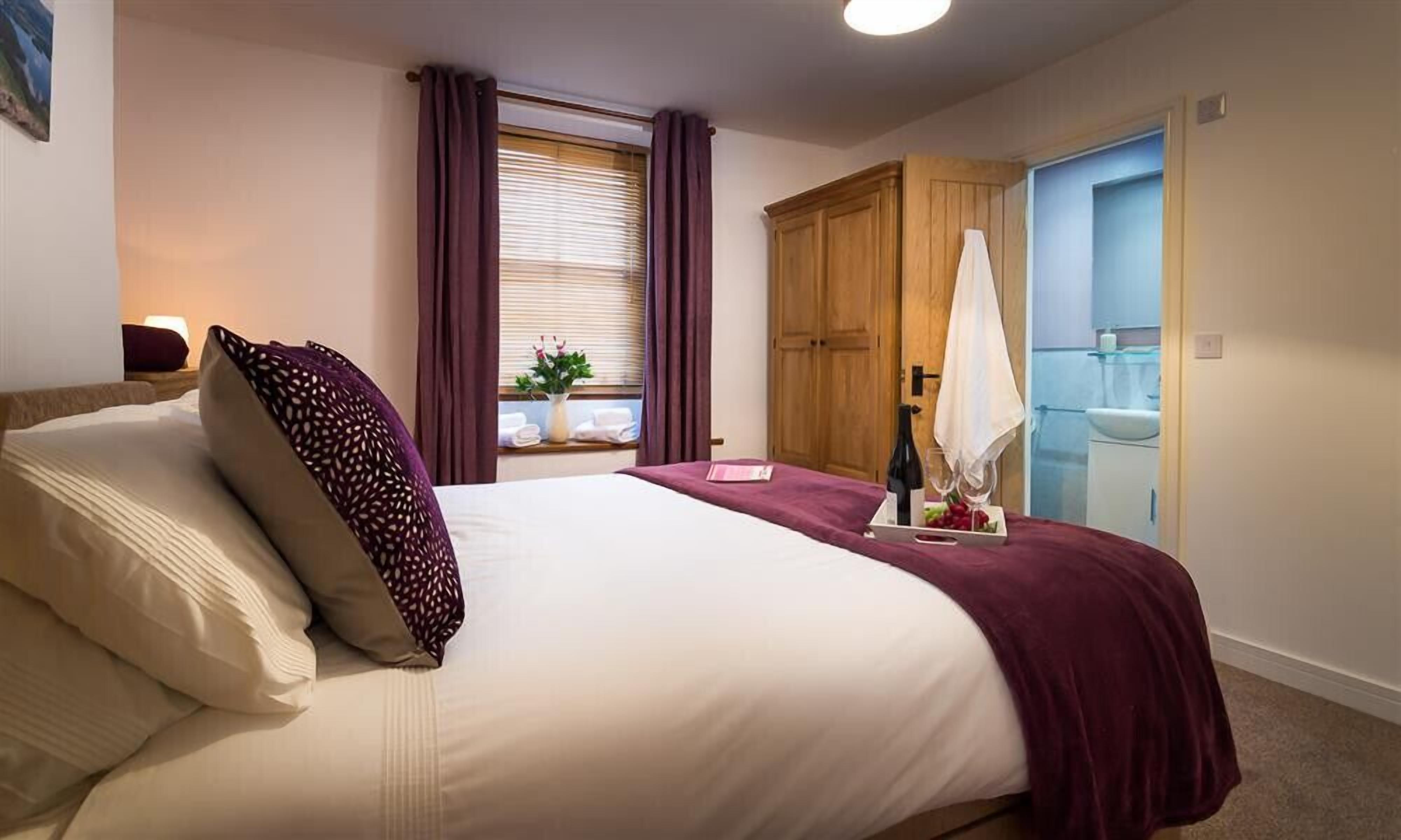 2 عدّة غرف نوم وبديكورات فريدة لكل غرفة وطراز فريد لكل وحدة