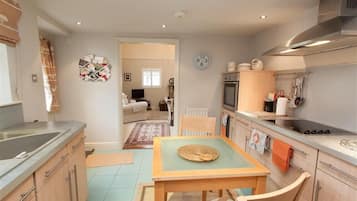 Frigorífico, lavavajillas y utensilios de cocina