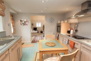 Geladeira, lava-louças, talheres/pratos/utensílios de cozinha