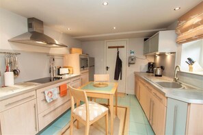 Fridge, dishwasher, cookware/dishes/utensils - The Coach House (Ambleside)