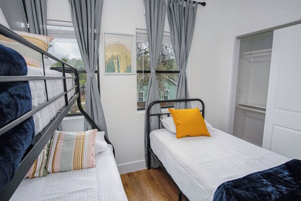 Huoneisto (3 Bedrooms) | 3 makuuhuonetta, kannettavalle tietokoneelle sopiva työtila