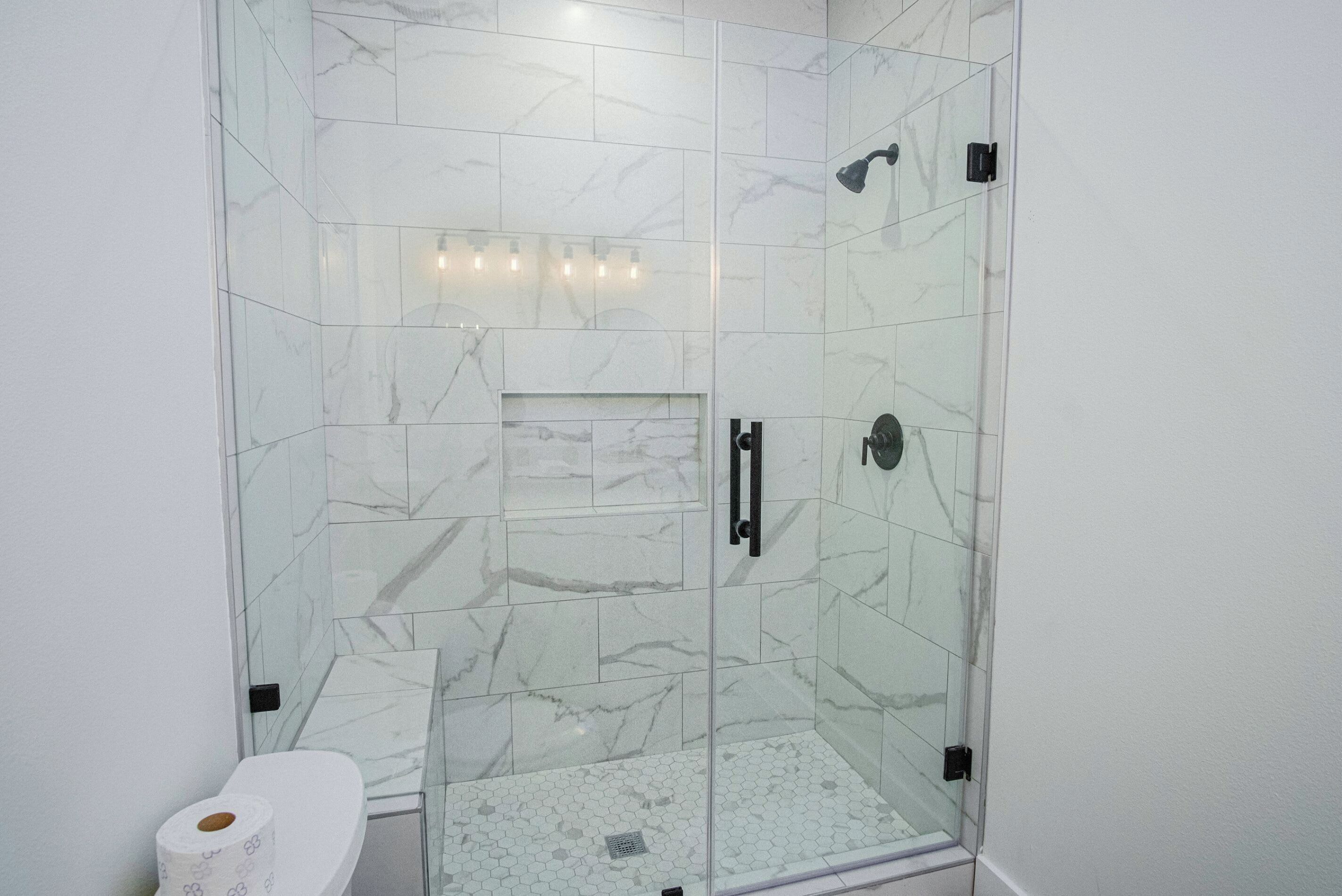 Apartment (3 Bedrooms) | Bathroom | Separate tub and shower, towels
