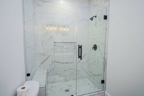 公寓 (3 Bedrooms) | 浴室 | 独立的浴缸和淋浴、毛巾