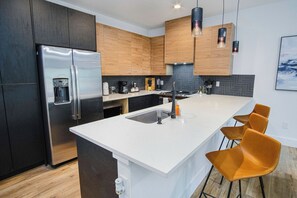 Apartment (3 Bedrooms) | Eigene Küche | Mikrowelle, Ofen, Esstisch