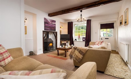 3 bedrooms, individually decorated, individually furnished, free WiFi. Pollys Cottage