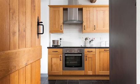 Refrigerador, lavavajillas, utensilios de cocina