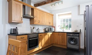 Fridge, dishwasher, cookware/dishes/utensils - Pollys Cottage (Ambleside)