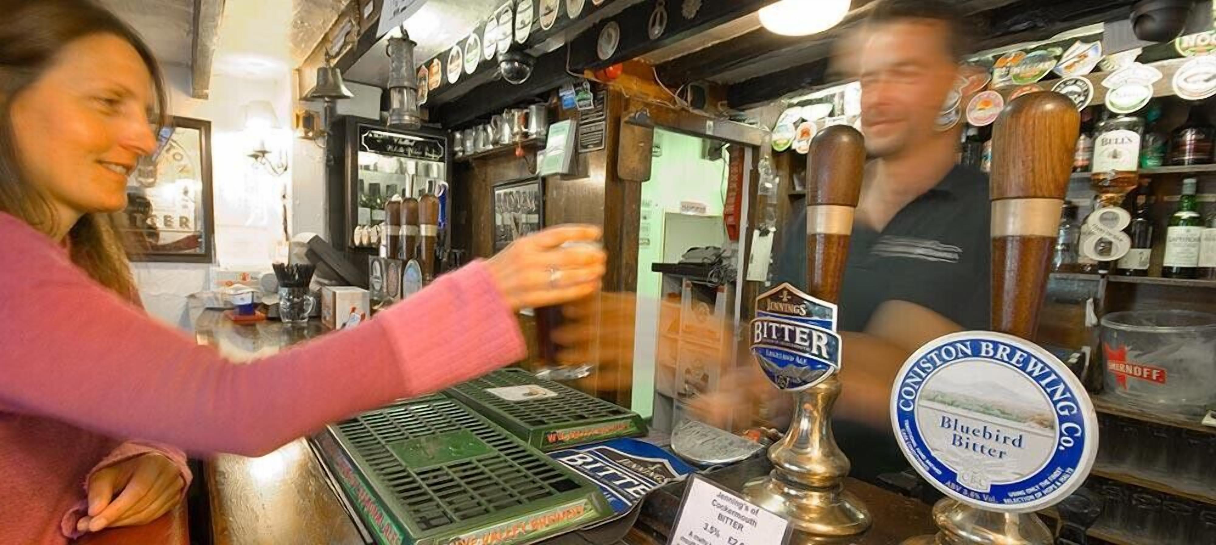 Een bar met een biertap waarop 
