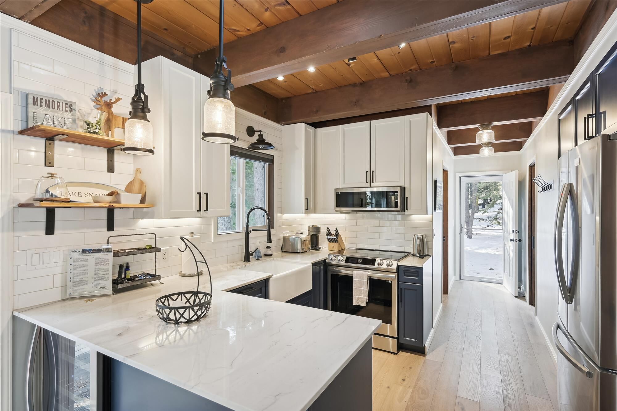 Cobalt Cabin - Stunning 3BR with private hot tub, fireplace + pet friendly