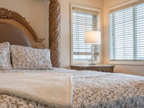 4 bedrooms, iron/ironing board, free WiFi, bed sheets - 2500 sq house in springbank hill BL 261818 (Calgary)