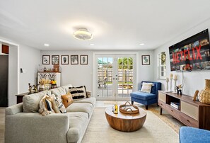 Una Smart TV, una mesa de tenis de mesa