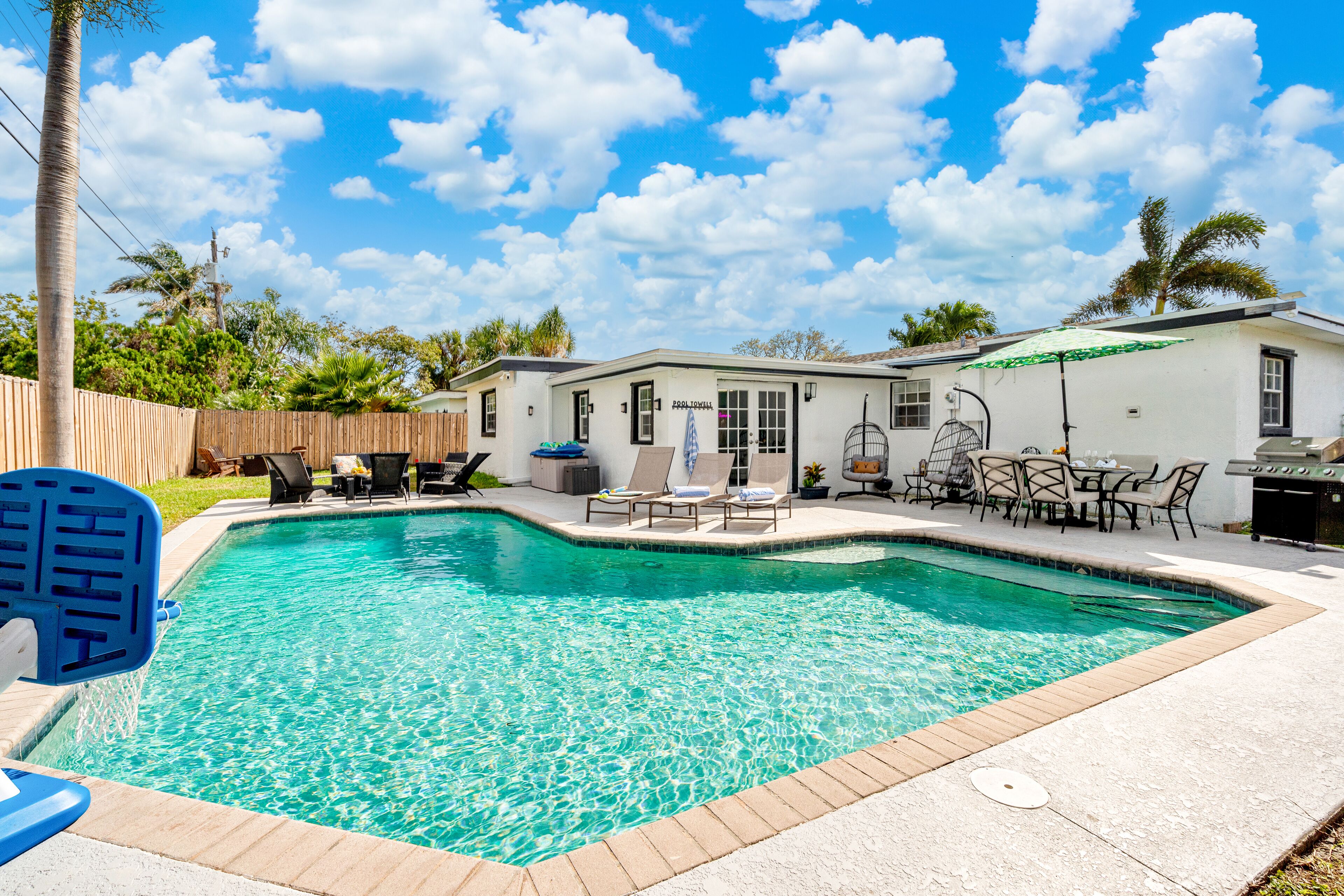 Stunning 4 BR w/ Hted pool, Yard Games and BBQ