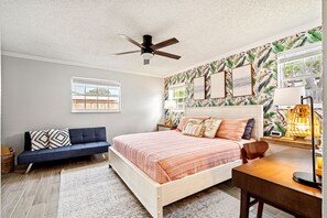 4 dormitorios, escritorio, tabla de planchar con plancha y cuna de viaje