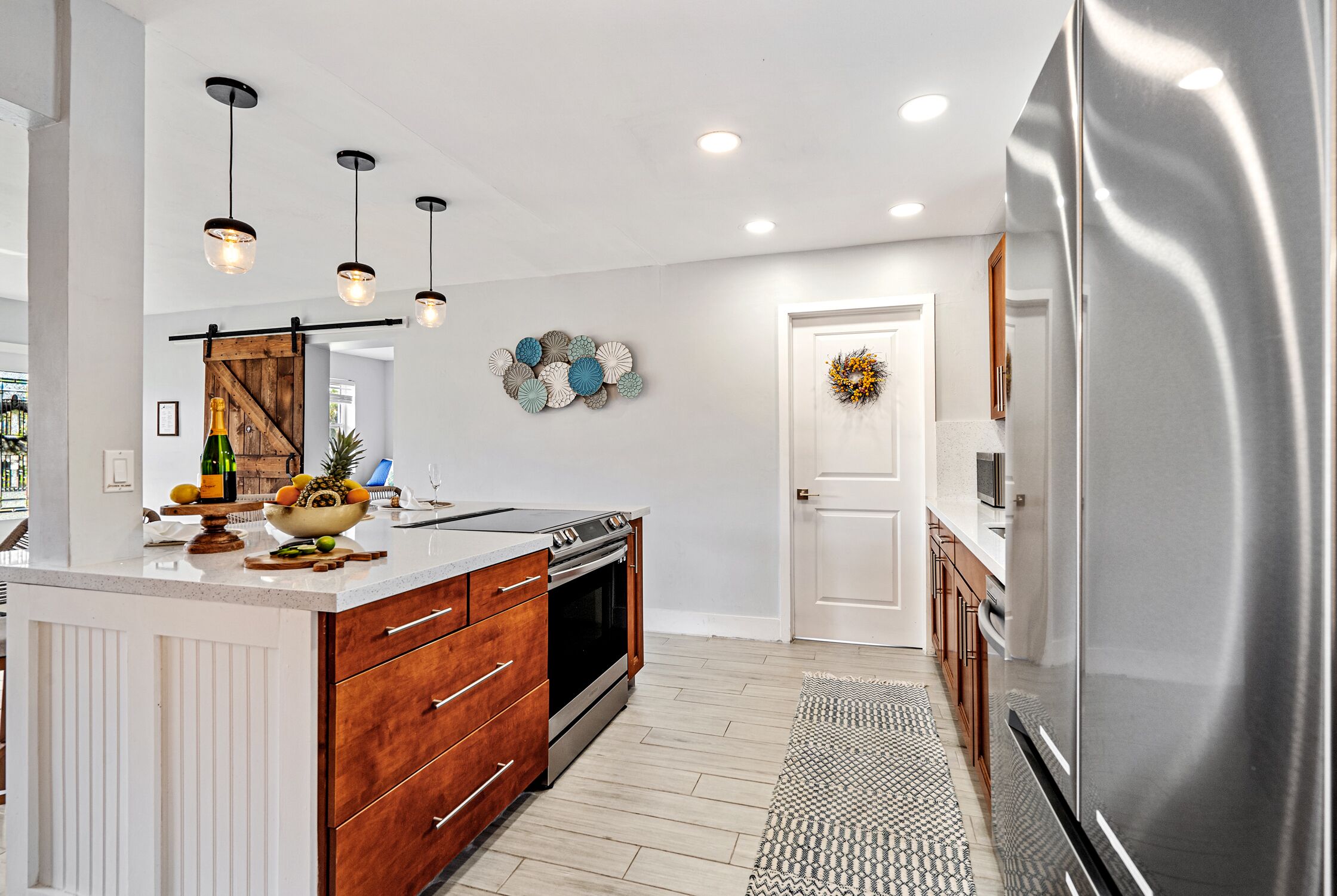 Réfrigérateur, micro-ondes, four, plaque de cuisson