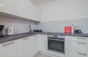 冷蔵庫、オーブン、コンロ、食器洗い機