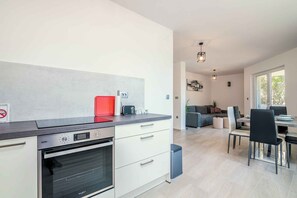 Fridge, oven, stovetop, dishwasher