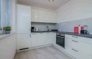 Fridge, oven, stovetop, dishwasher