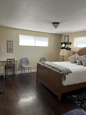 3 habitaciones, escritorio y tabla de planchar con plancha 