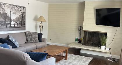 Legacy House: Roomy and wheelchair accessible house near the mountains.