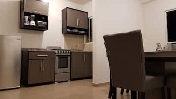 KĂŒhlschrank, Mikrowelle, Ofen, Wasserkocher mit Kaffee-/Teezubehör