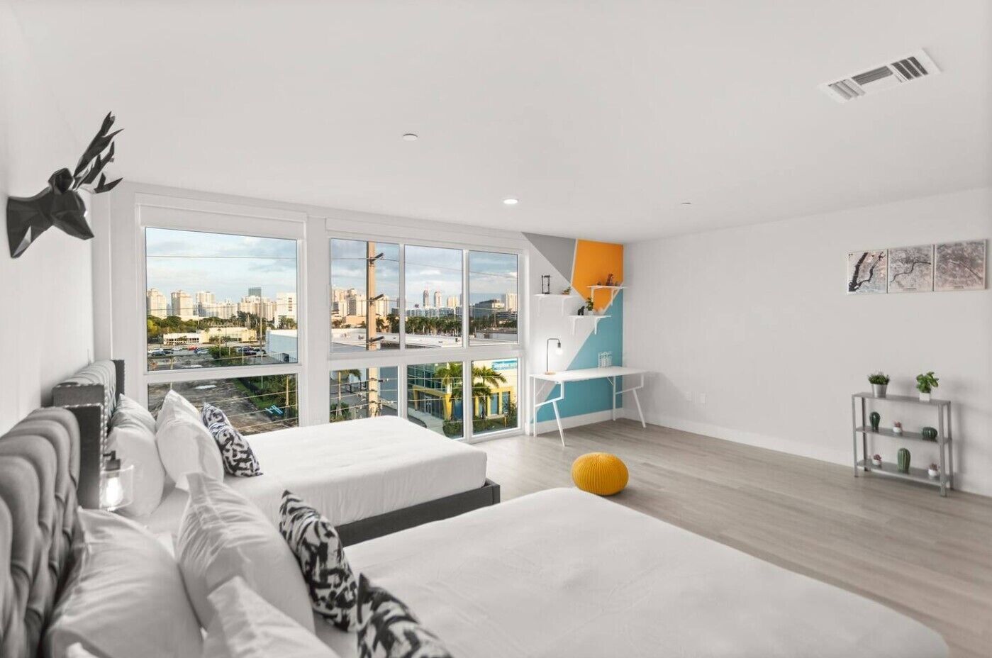 1 غرفة نوم وخزنة داخل الغرفة ومكتب ومكواة/لوح كي