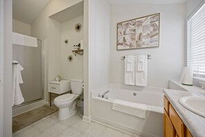 Ensemble douche/baignoire, sèche-cheveux, serviettes fournies
