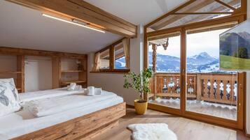 6 bedrooms, desk, iron/ironing board, free WiFi