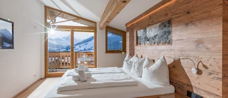 6 bedrooms, desk, iron/ironing board, free WiFi