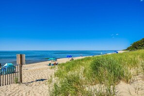 Una spiaggia nelle vicinanze