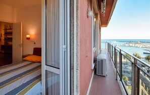2 bedrooms, iron/ironing board, free WiFi
