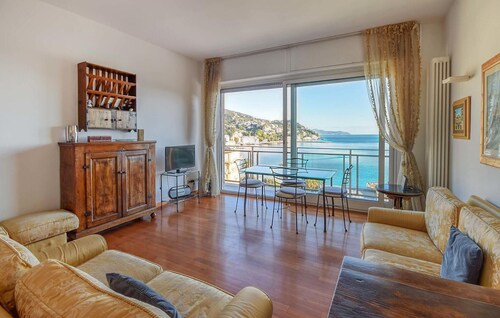 Beach front apartment in Rapallo with WiFi