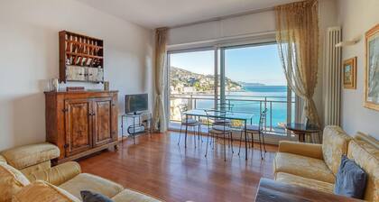 Beach front apartment in Rapallo with WiFi