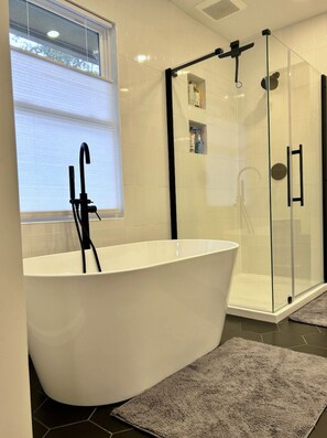 Duschwanne, Bidet, Handtücher, Toilettenpapier