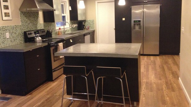 A modern kitchen with a central island, stainless steel appliances, and a tiled backsplash. - 7 Miles to Masters Tournament - Less Traffic - Sleeps 8 (North Augusta)