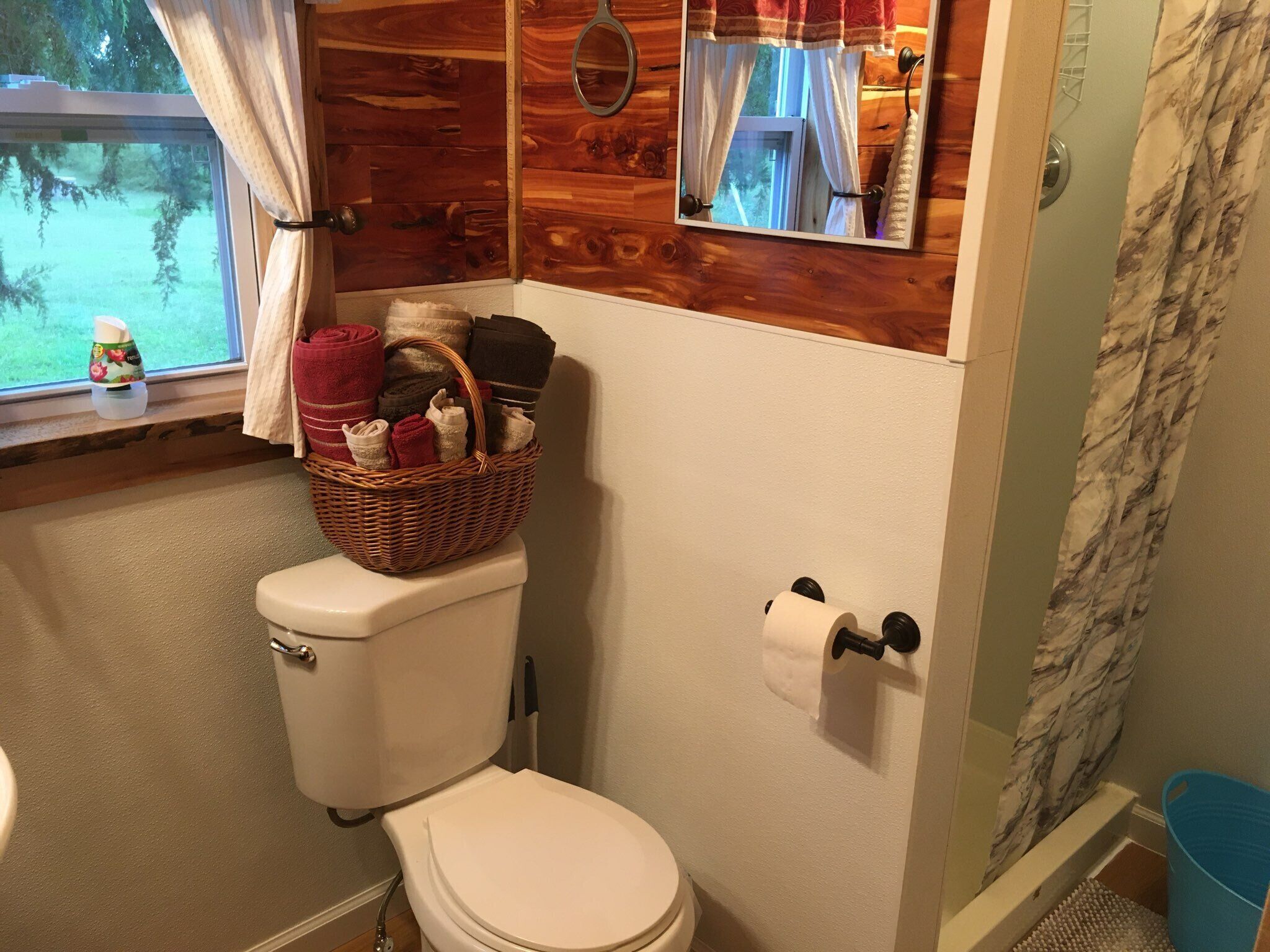 Douche, séchoir à cheveux, serviettes fournies, papier de toilette