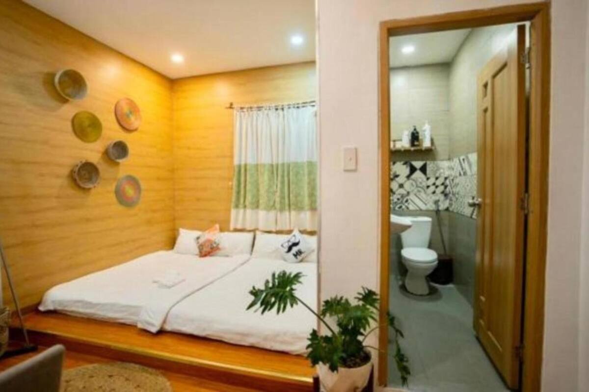 Quarto quádruplo superior, 2 camas Queen | Banheiro | Produtos de toalete grátis, secador de cabelo, chinelos 