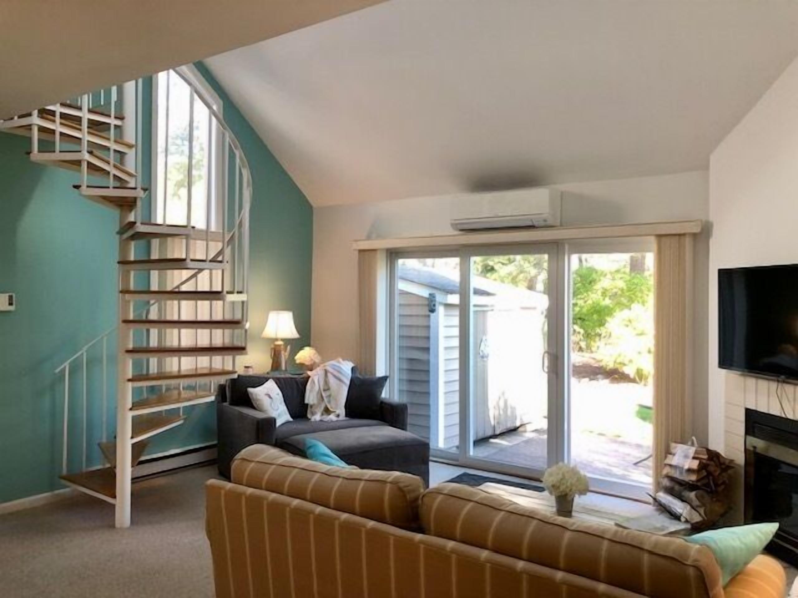 Enjoy your vacation in this Light and Bright, updated ''A'' style townhouse in Billington Village