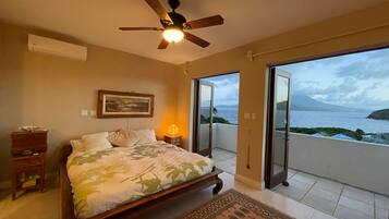 4 soveværelser, pengeskab på værelset, skrivebord, strygejern/strygebræt