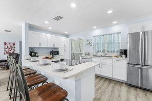 ثلاجة، ميكروويف، فرن، موقد طهي مسطح