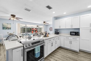 ثلاجة، ميكروويف، فرن، موقد طهي مسطح