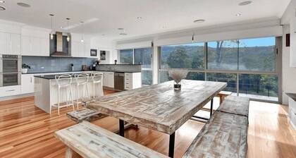 Luxury Mandalong Mansion with Pool & Spa