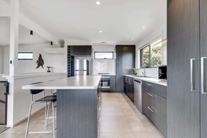 冷蔵庫、電子レンジ、オーブン、コンロ