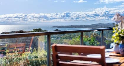 Mount Martha Beach House | Bay Views & Games Room