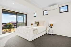 4 bedrooms, desk, iron/ironing board, WiFi - Mount Martha Beach House | Bay Views & Games Room (Mount Martha)