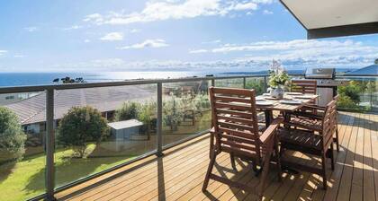 Mount Martha Beach House | Bay Views & Games Room