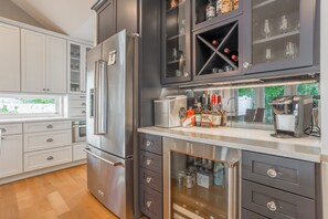 Kylskåp, mikrovågsugn, ugn och spishäll