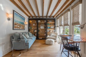 TV, books - Updated Gorgeous Rehoboth Beach House Park and Walk! (Rehoboth Beach)